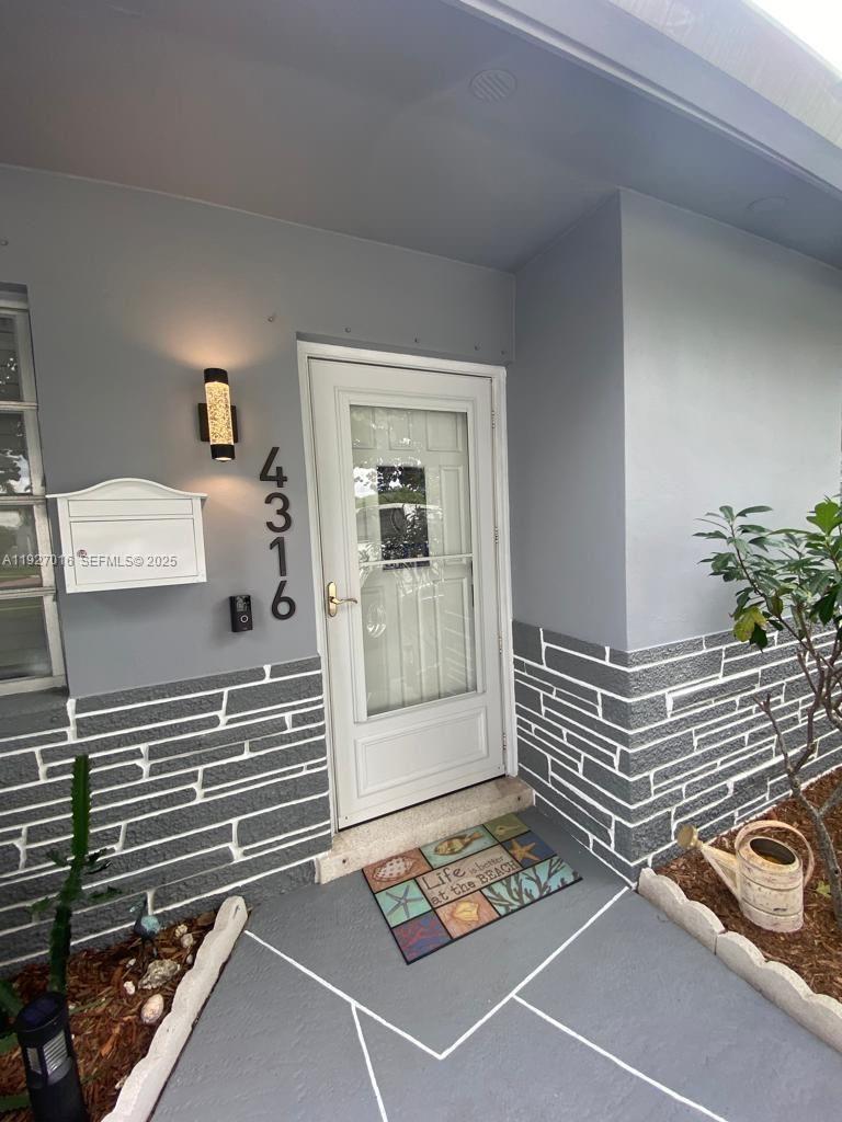 HOLLYWOOD HILLS - Residential