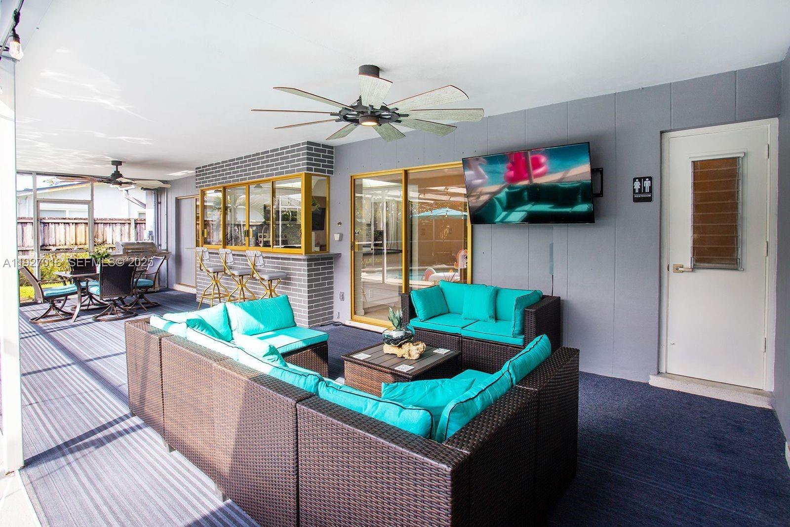 HOLLYWOOD HILLS - Residential