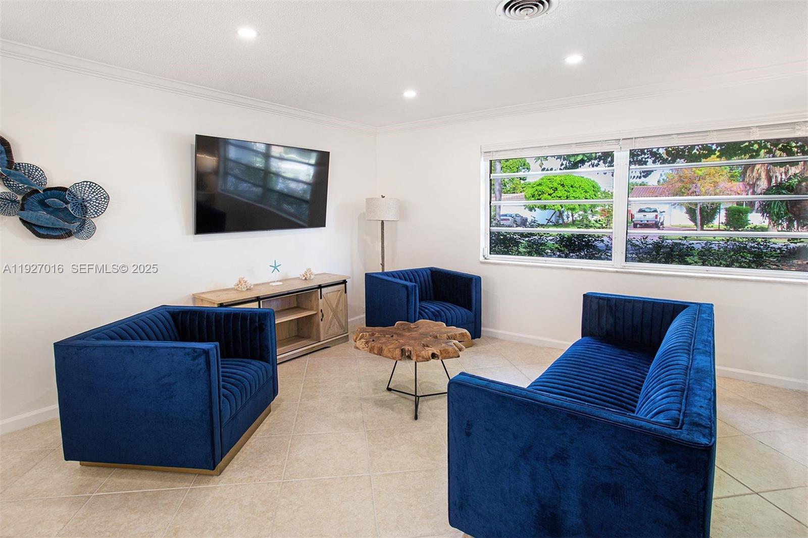 HOLLYWOOD HILLS - Residential