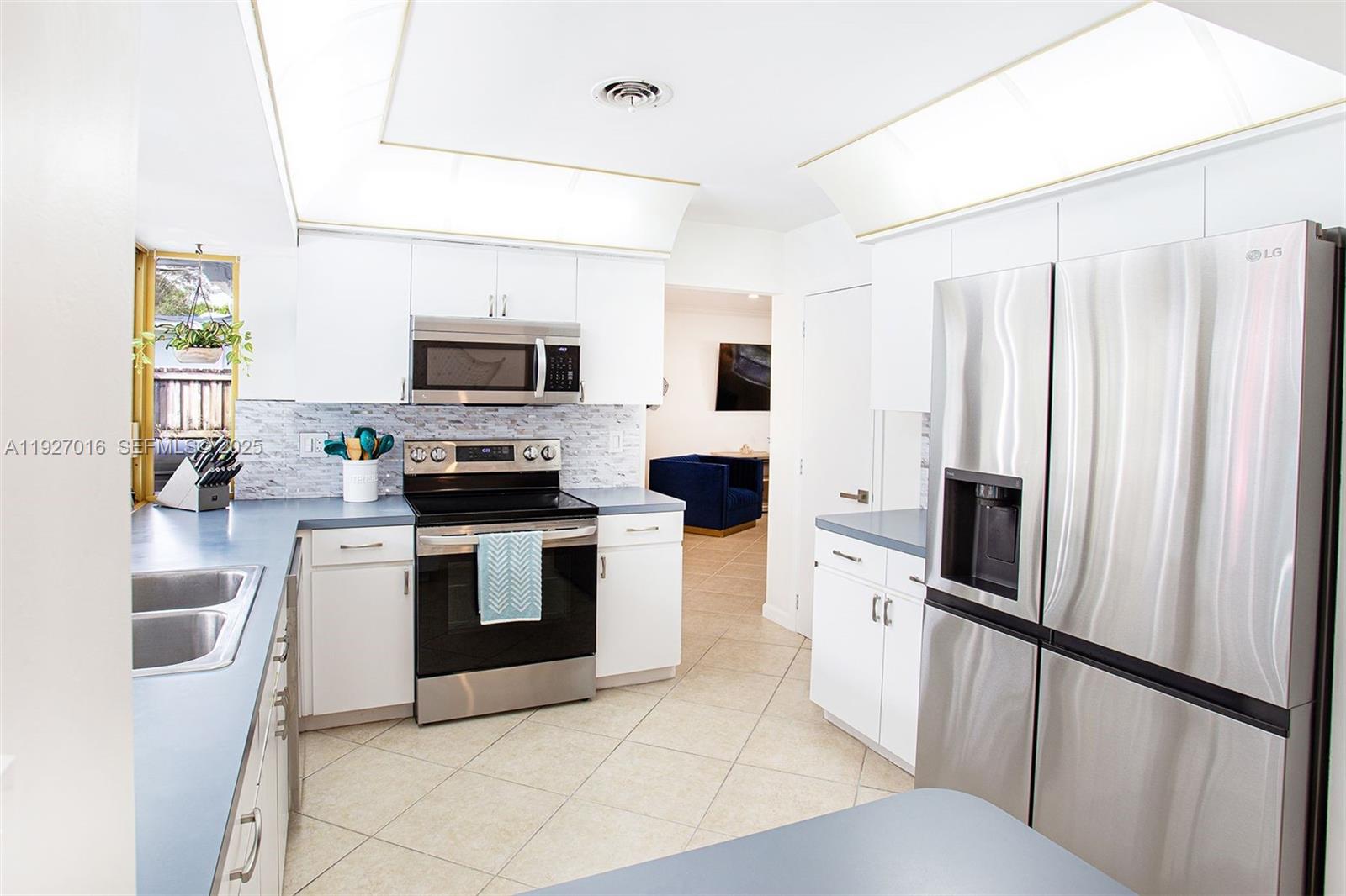 HOLLYWOOD HILLS - Residential