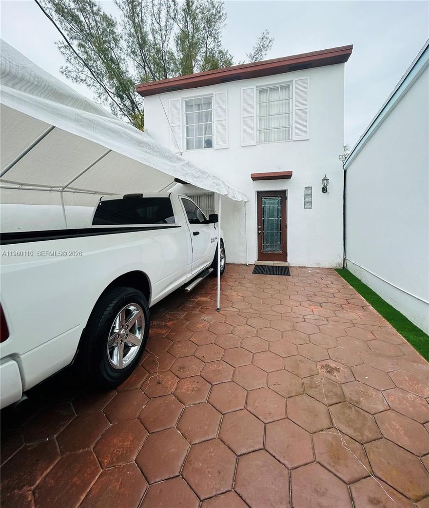 Charming 3-bedroom townhouse in Hialeah! No HOA, a rare find! Enjoy a newer roof (only 3 years old) and serene lake views right in your backyard. Bright and spacious living areas, perfect for families or first-time buyers. Don't miss this opportunity!