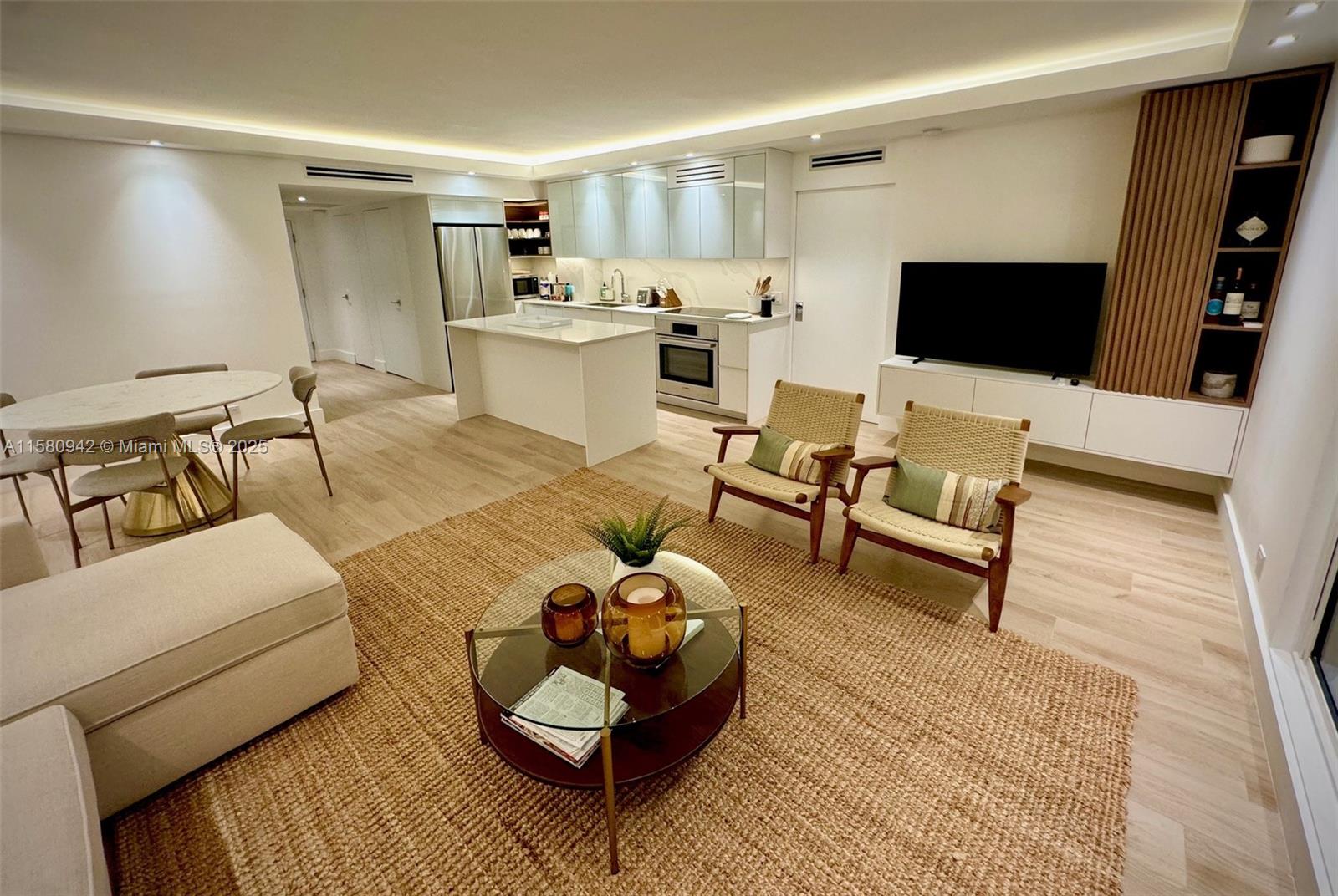 2301 Collins Ave 837