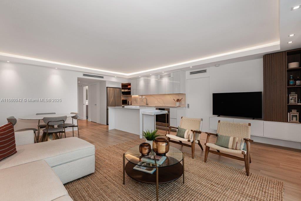 2301 Collins Ave 837