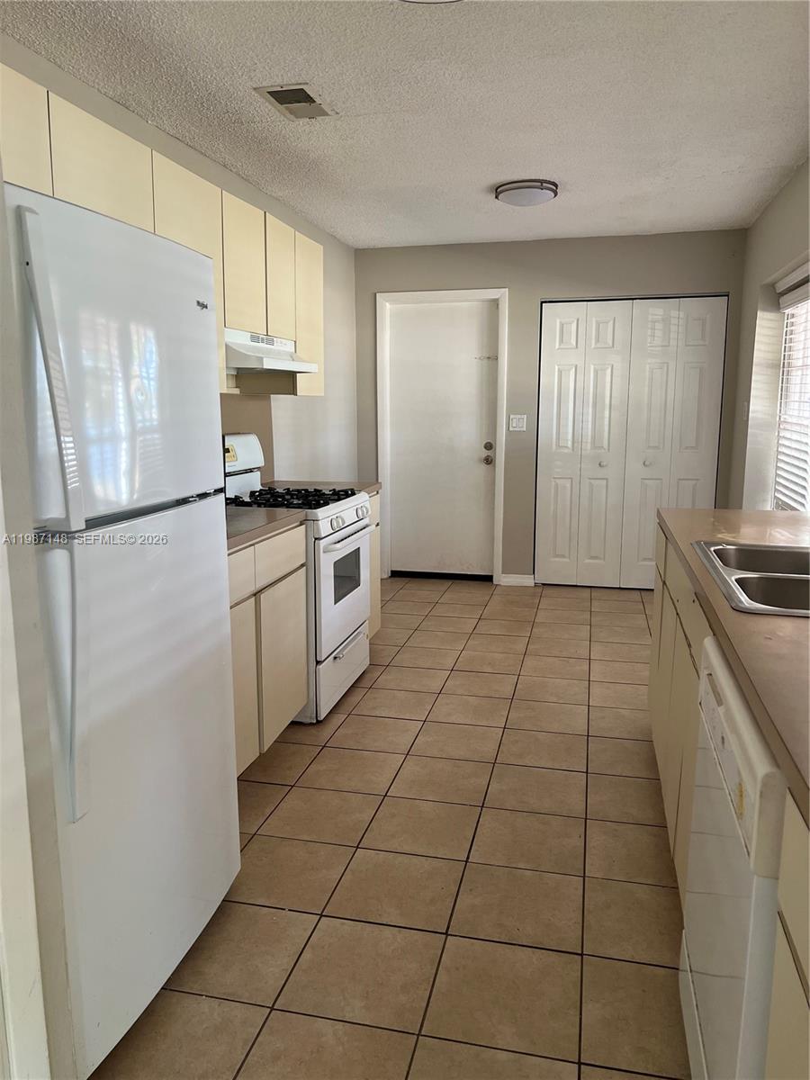 SAN SEBASTIAN LAKE - Residential