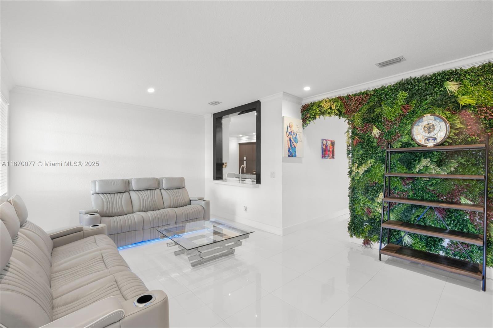 KENSINGTON MANOR - Residential