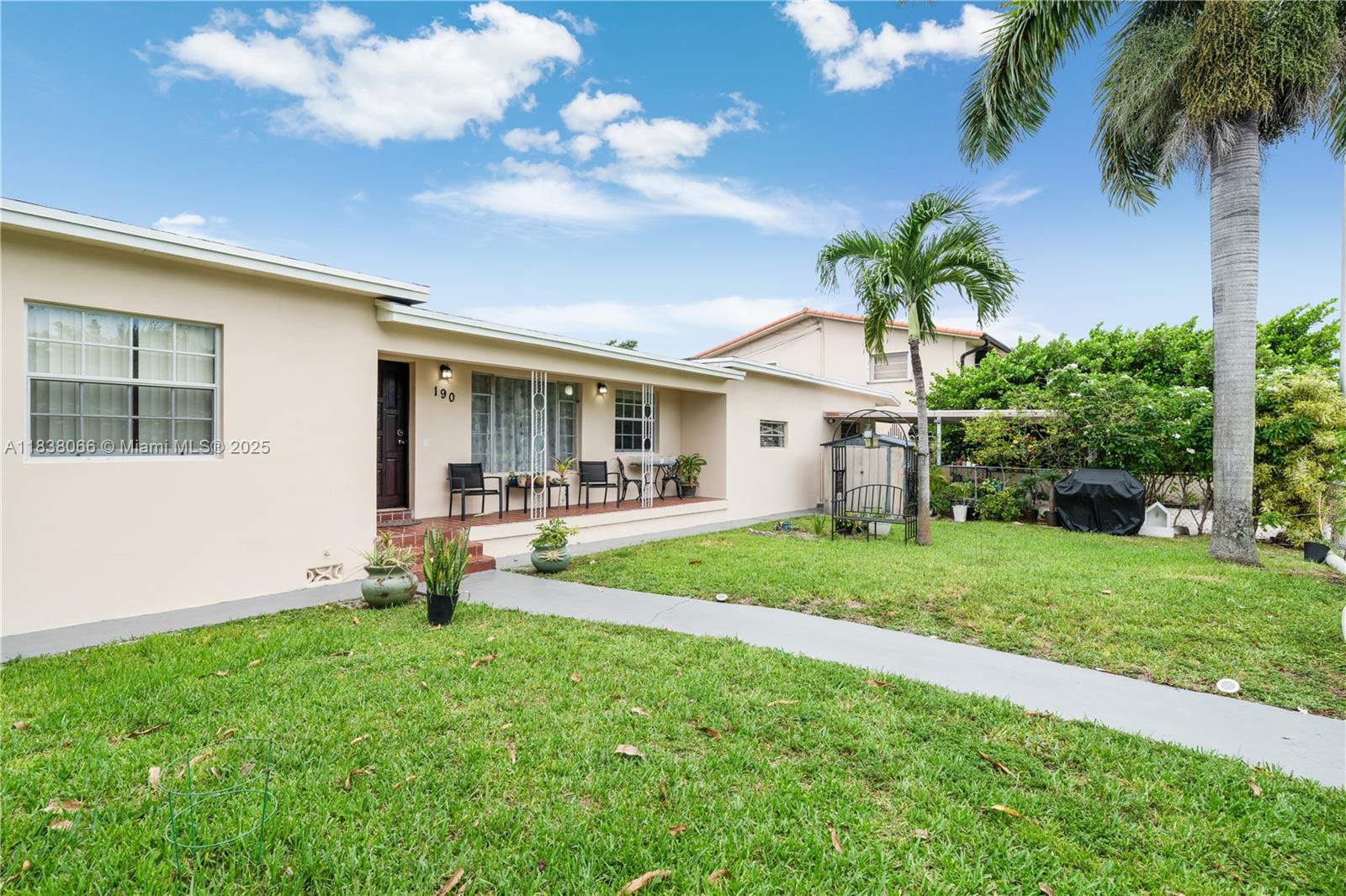 Do not miss this investor opportunity to own this 8 bedrooms 5 bathroom Duplex in the heart of Hialeah. This is an amazing opportunity to invest and gain. Call me today to show this espectacular property.