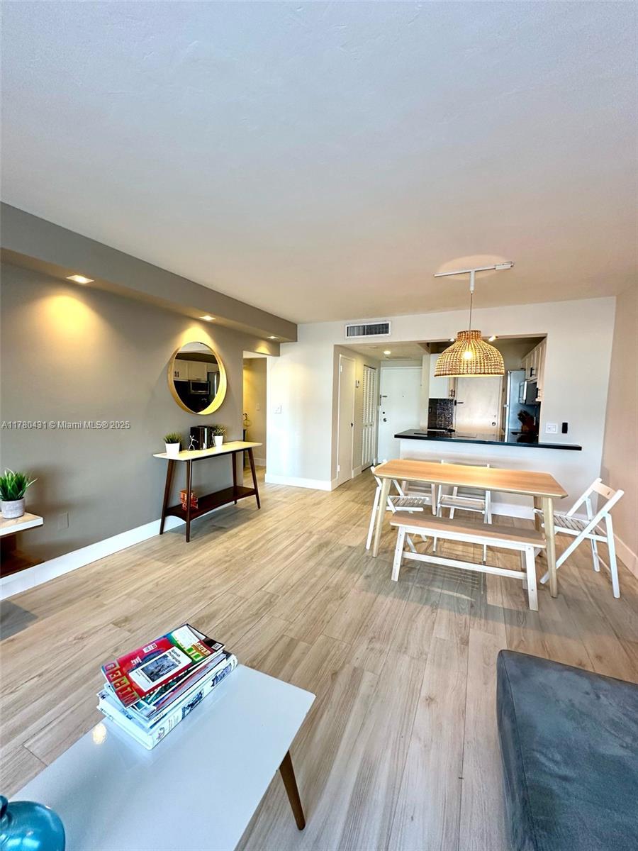 Property for Sale at 2899 Collins Ave 837, Miami Beach, Miami-Dade County, Florida - Bedrooms: 1 
Bathrooms: 1  - $389,900