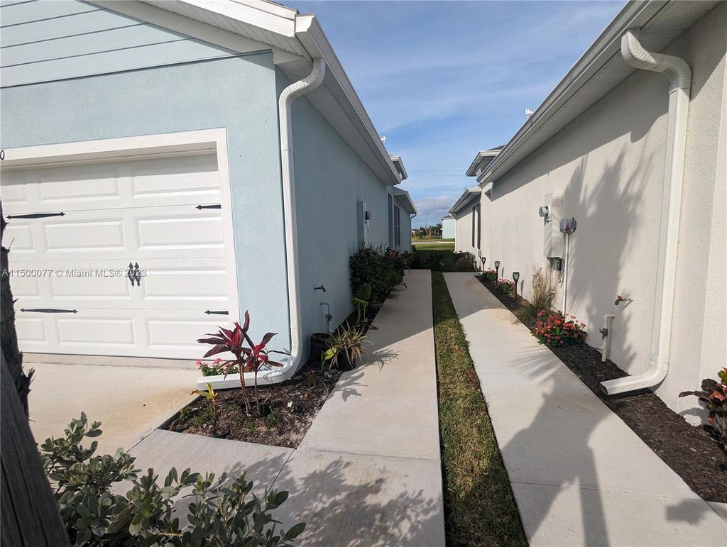 Photo of 850 Persimmon Pl, Fort Pierce, FL 34981 (MLS # A11500077)