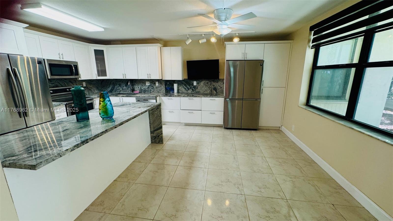 20381 Ne 30th Ave 118-7, Aventura, Miami-Dade County, Florida - 3 Bedrooms  
2 Bathrooms - 