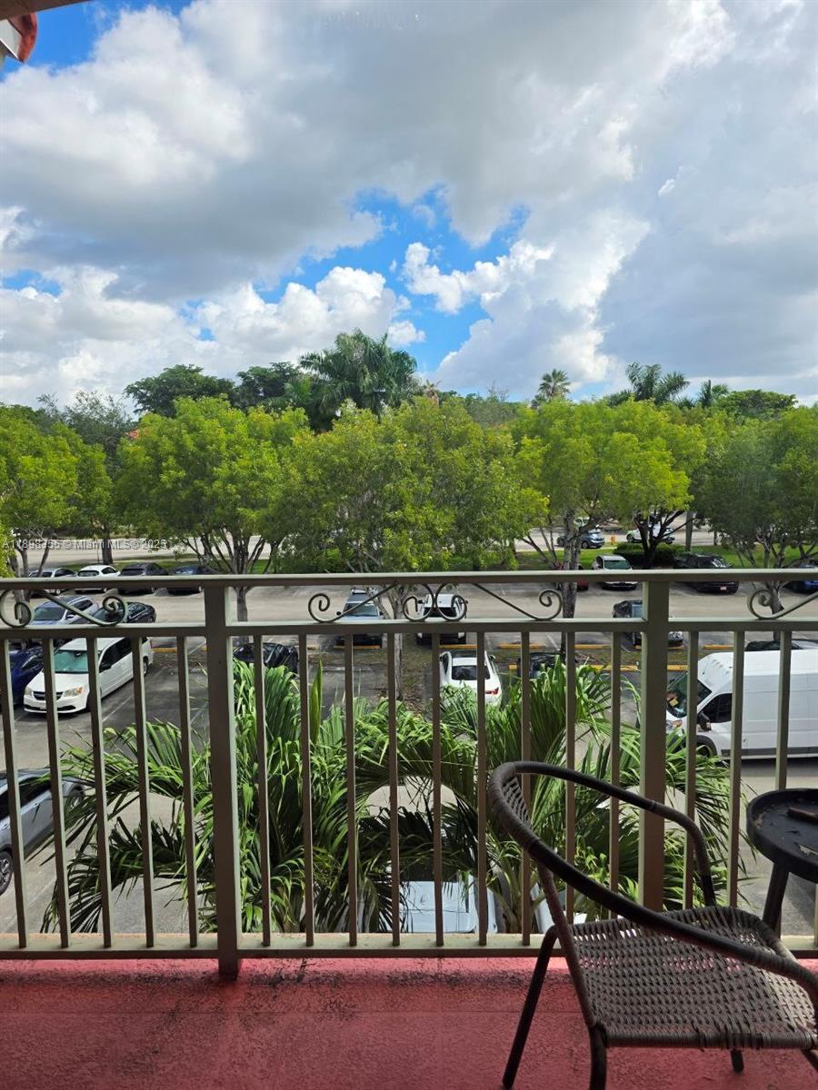 THE COURTS AT DORAL ISLES - Residential