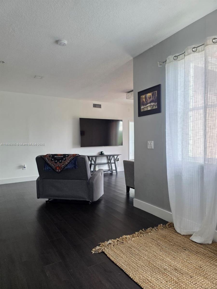 THE COURTS AT DORAL ISLES - Residential