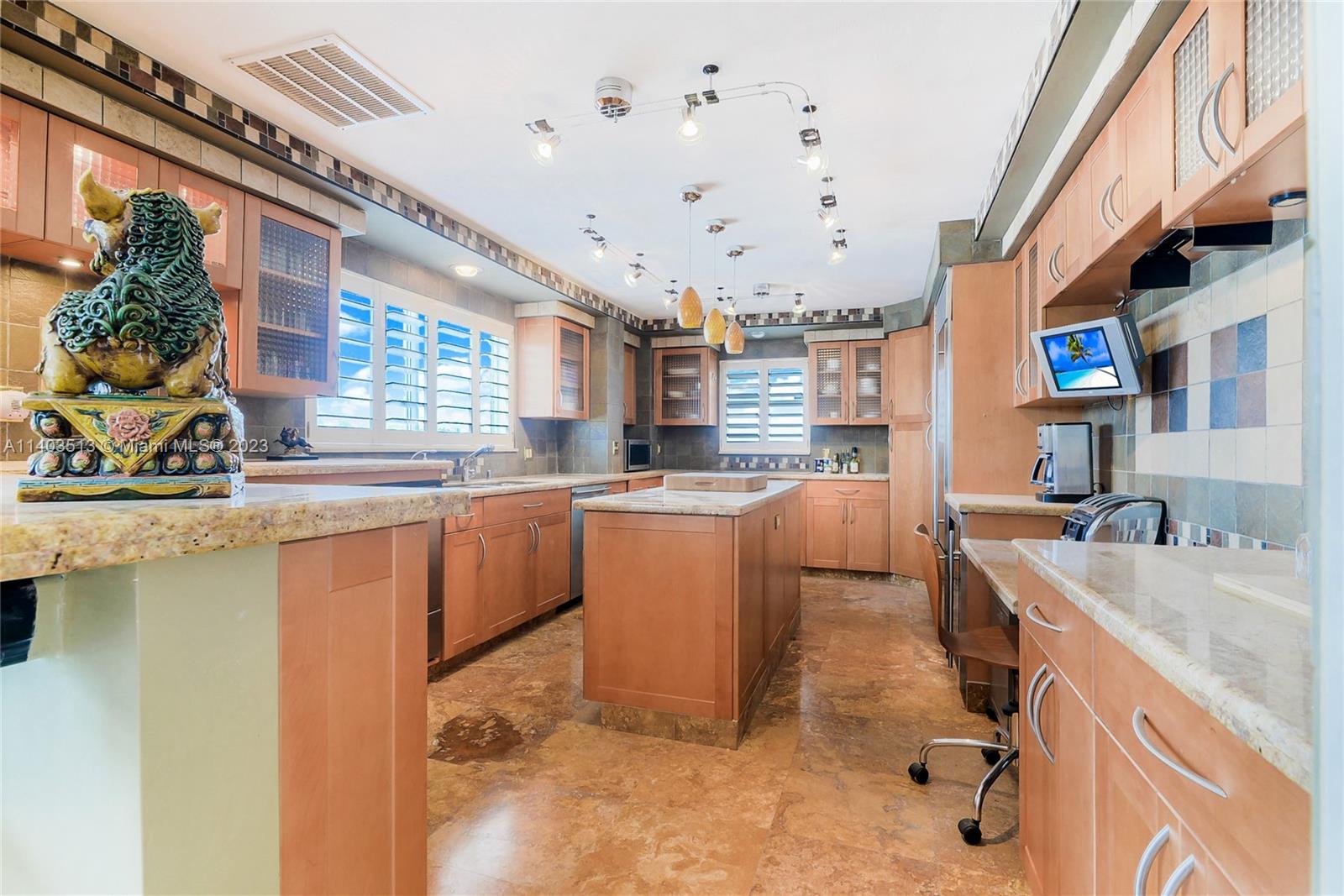 FOUR SEASONS CONDO - Residential