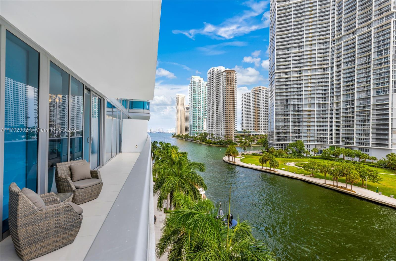 Furnished two story townhouse style condo. Live Limitlessly in this spectacular unit overlooking Biscayne Bay and
the Miami River. Featuring high ceilings with tons of natural light, spacious walk-in closets and a generous sized
terrace. One bedroom located in the main level and another bedroom located on the second floor. Centrally located
easy access to 95, walking distance to many restaurants and shops. Short term OK, Minimum 3 months.