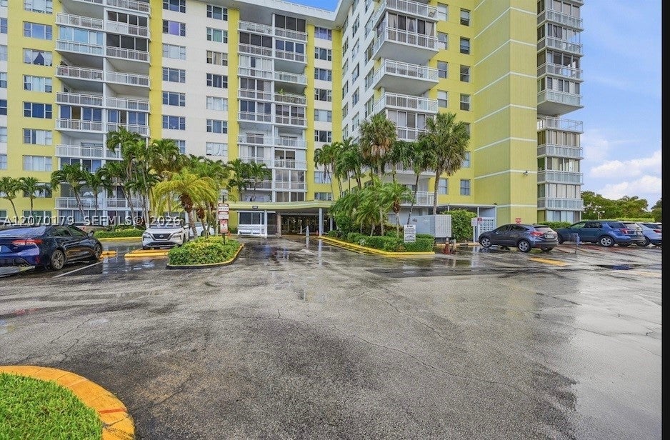 Photo of 4400 Hillcrest Dr #602B, Hollywood, FL 33021 (MLS # A12070179)