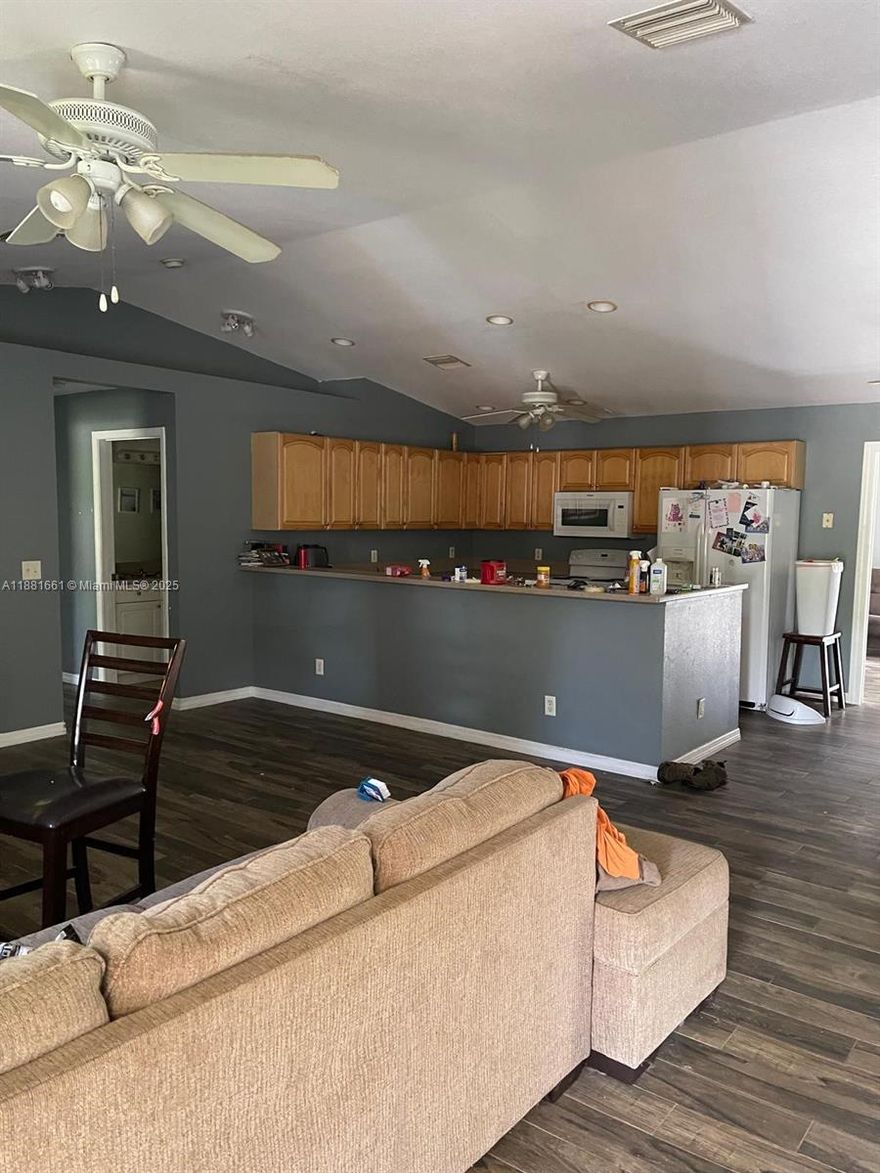 ***INVESTOR SPECIAL***
Fenced in backyard, Minor TLC to unlock this property's full potential. Perfect for a fix and flip opportunity or rental property. ALL buyers are welcome! Don't miss out on this incredible investments opportunity!!!