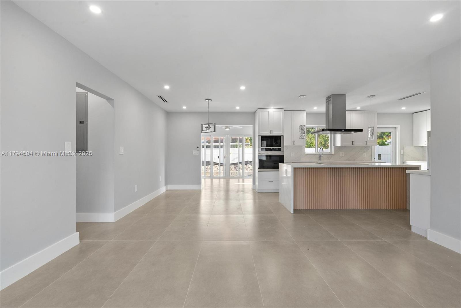 TROPICAL MANORS - Residential