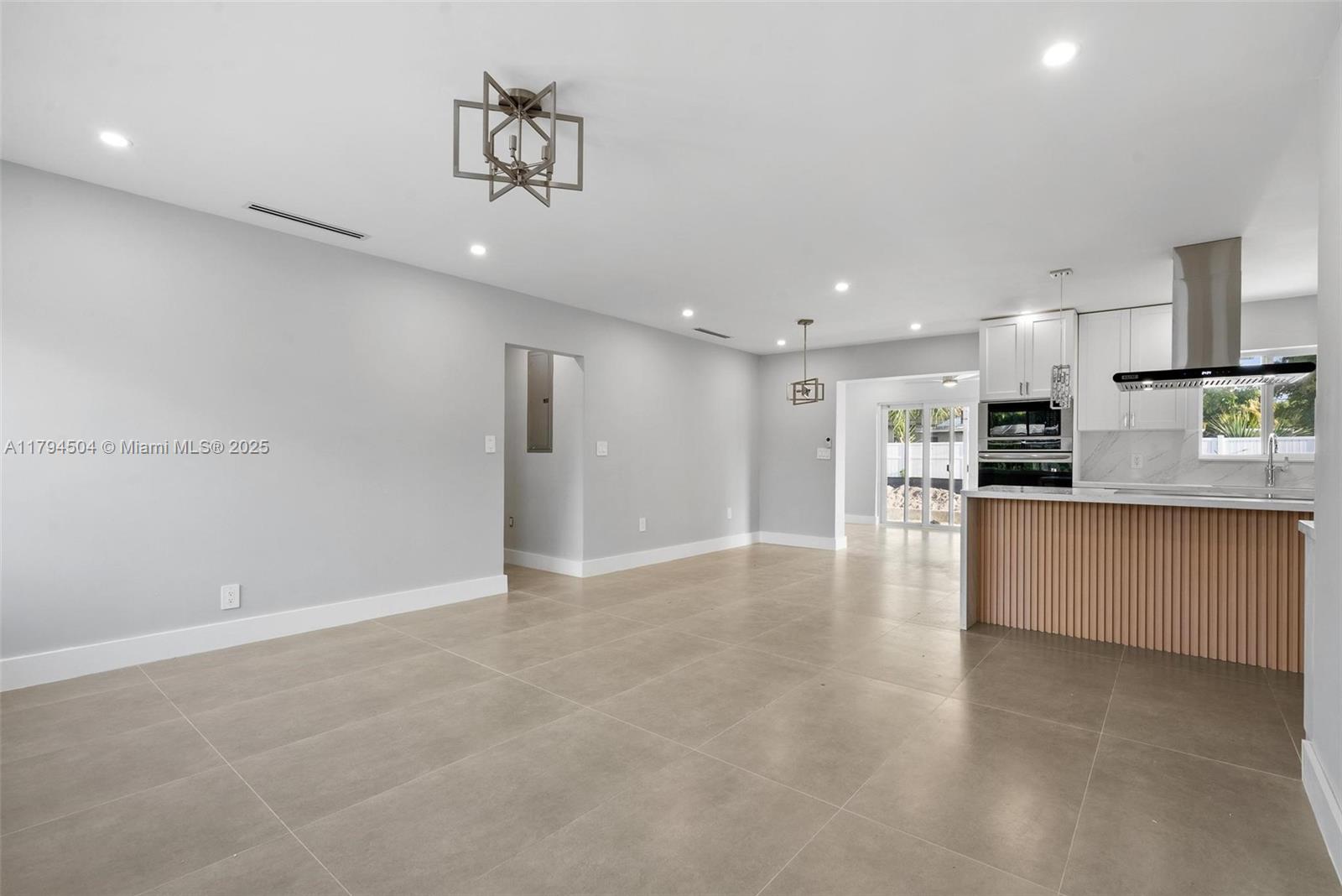 TROPICAL MANORS - Residential