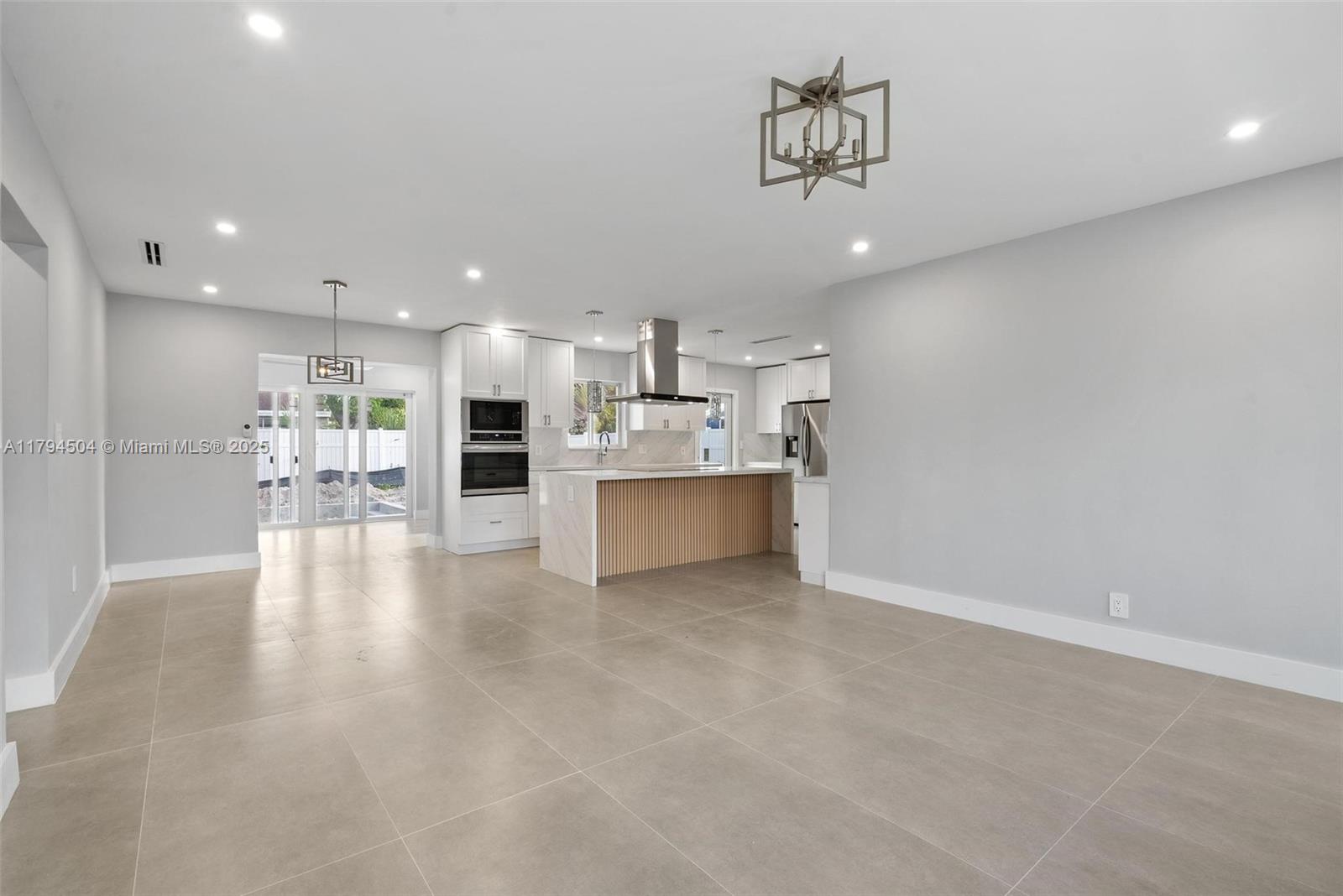 TROPICAL MANORS - Residential