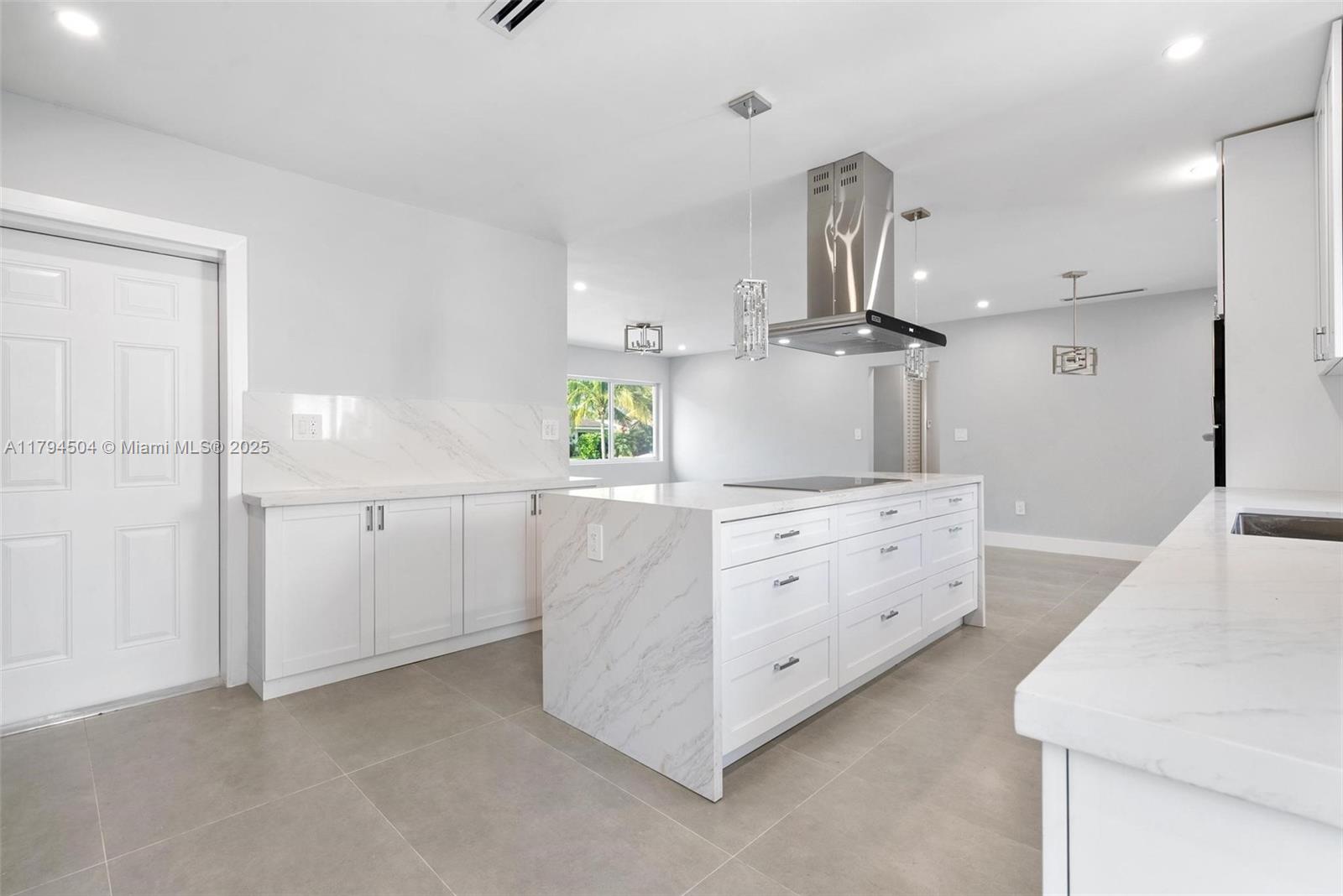 TROPICAL MANORS - Residential