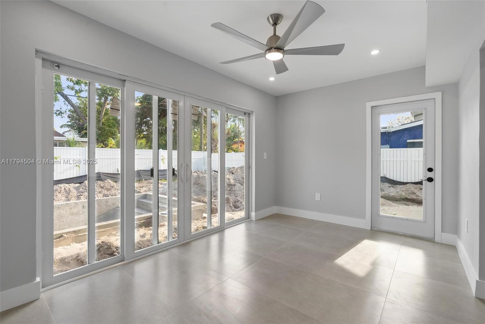 TROPICAL MANORS - Residential