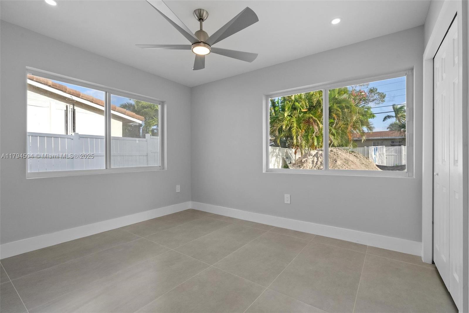 TROPICAL MANORS - Residential