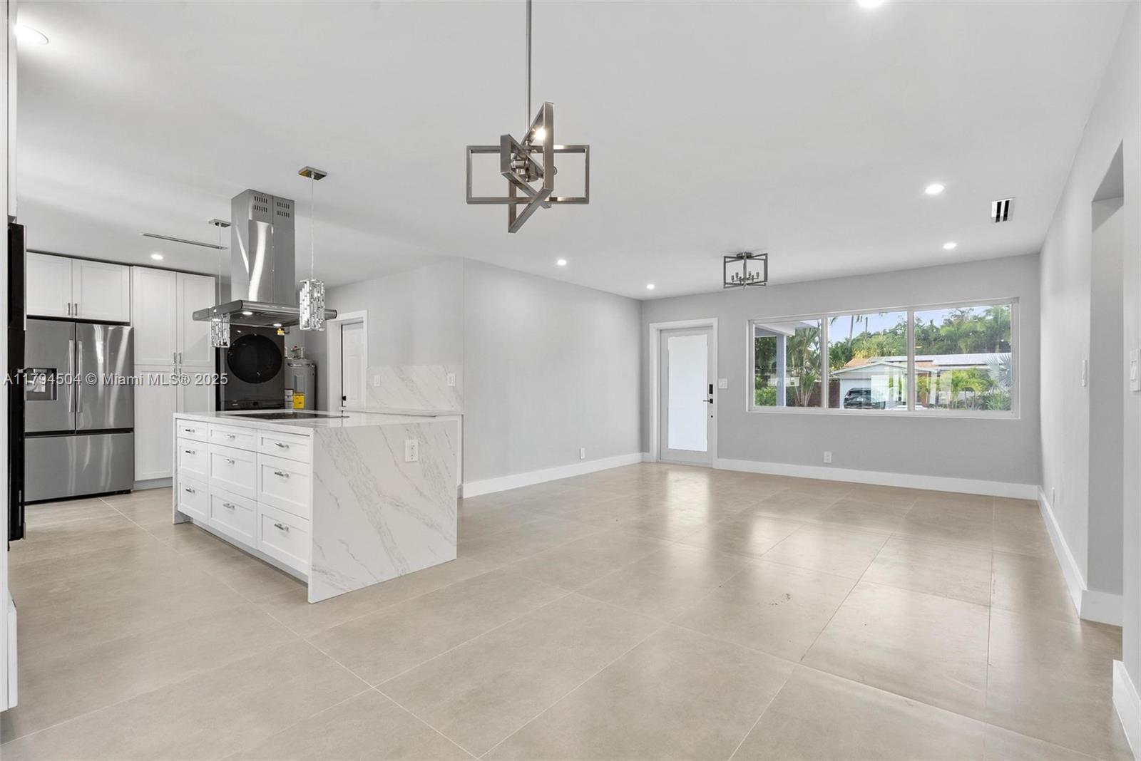 TROPICAL MANORS - Residential