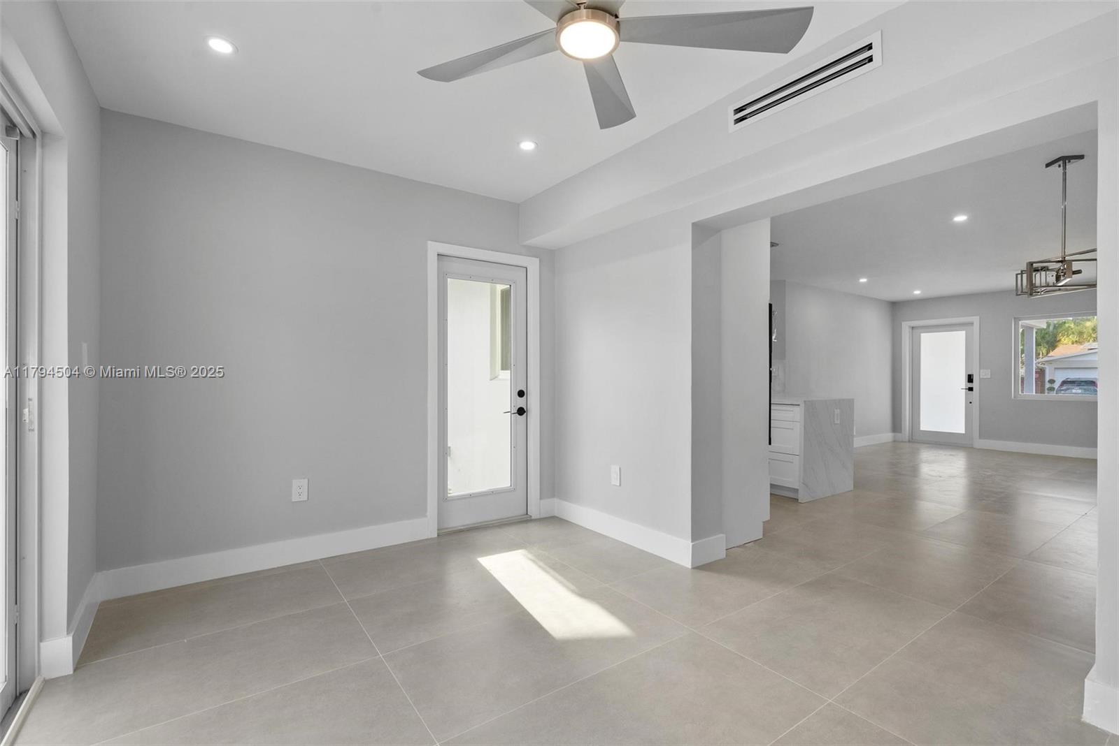TROPICAL MANORS - Residential