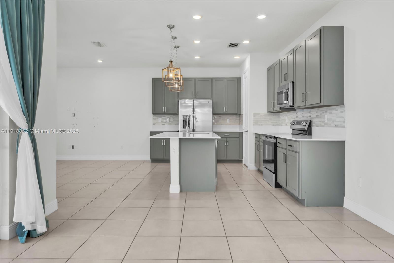 CRYSTAL LAKE 1ST SEC - Residential