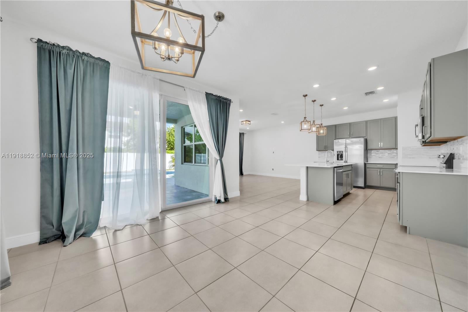 CRYSTAL LAKE 1ST SEC - Residential