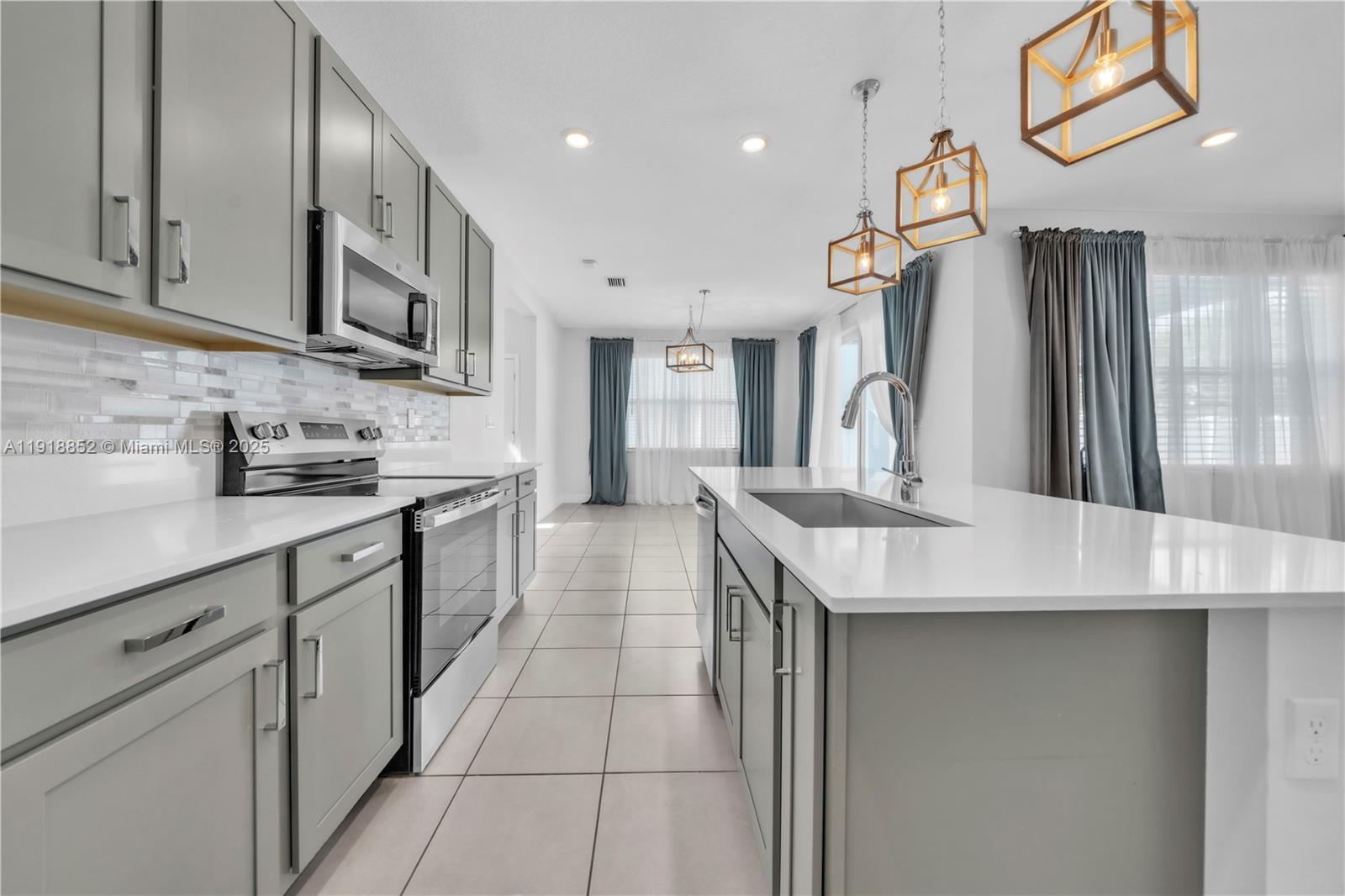 CRYSTAL LAKE 1ST SEC - Residential