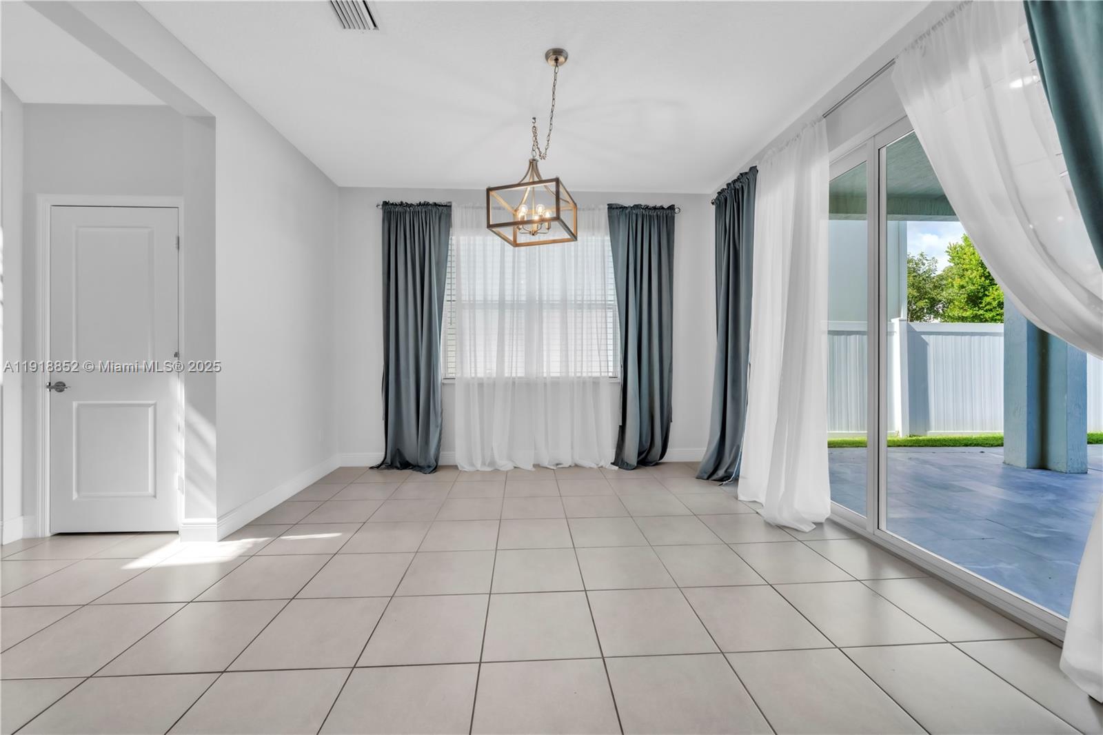 CRYSTAL LAKE 1ST SEC - Residential