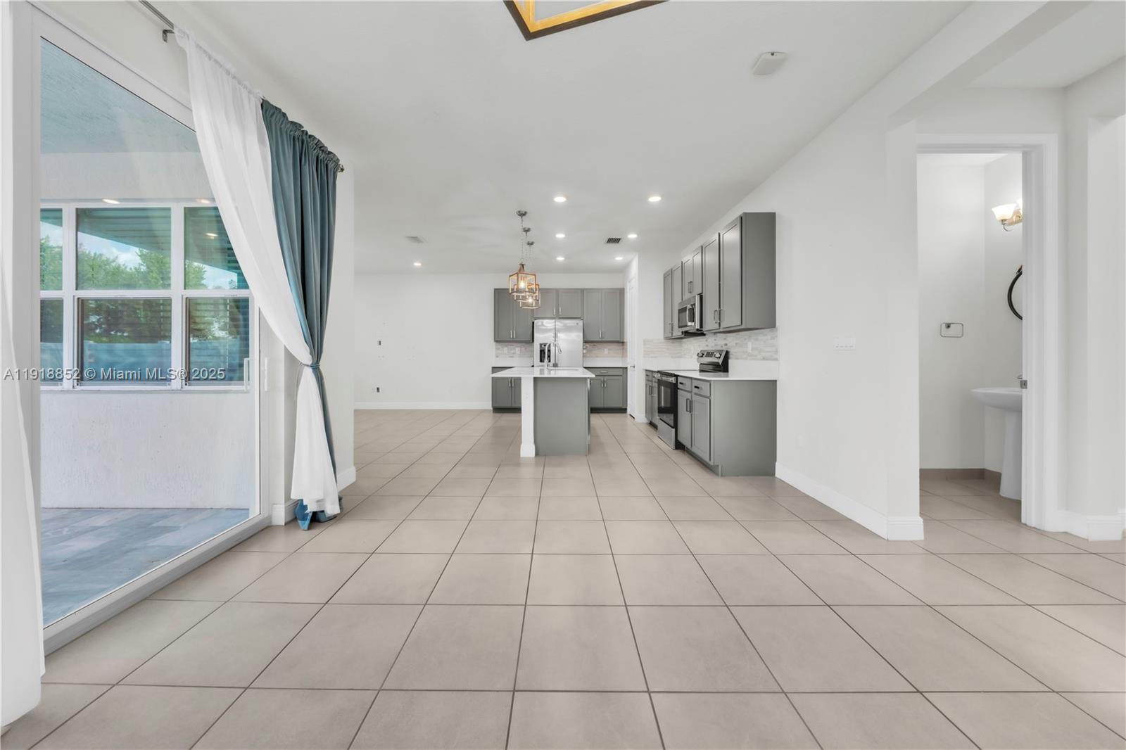 CRYSTAL LAKE 1ST SEC - Residential