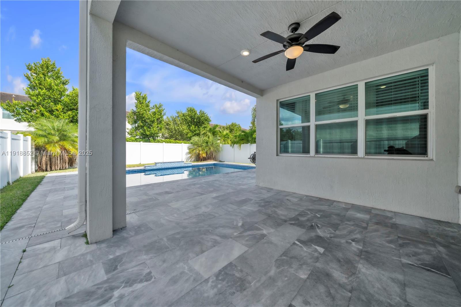 CRYSTAL LAKE 1ST SEC - Residential