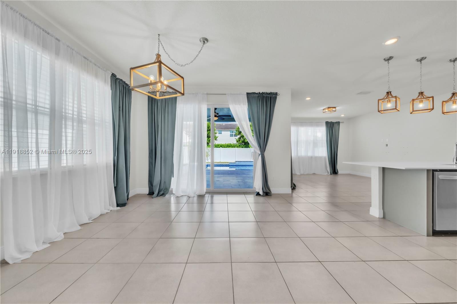 CRYSTAL LAKE 1ST SEC - Residential