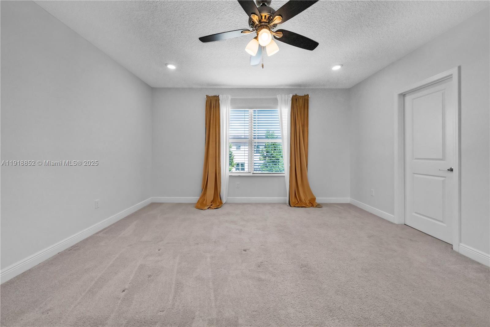 CRYSTAL LAKE 1ST SEC - Residential