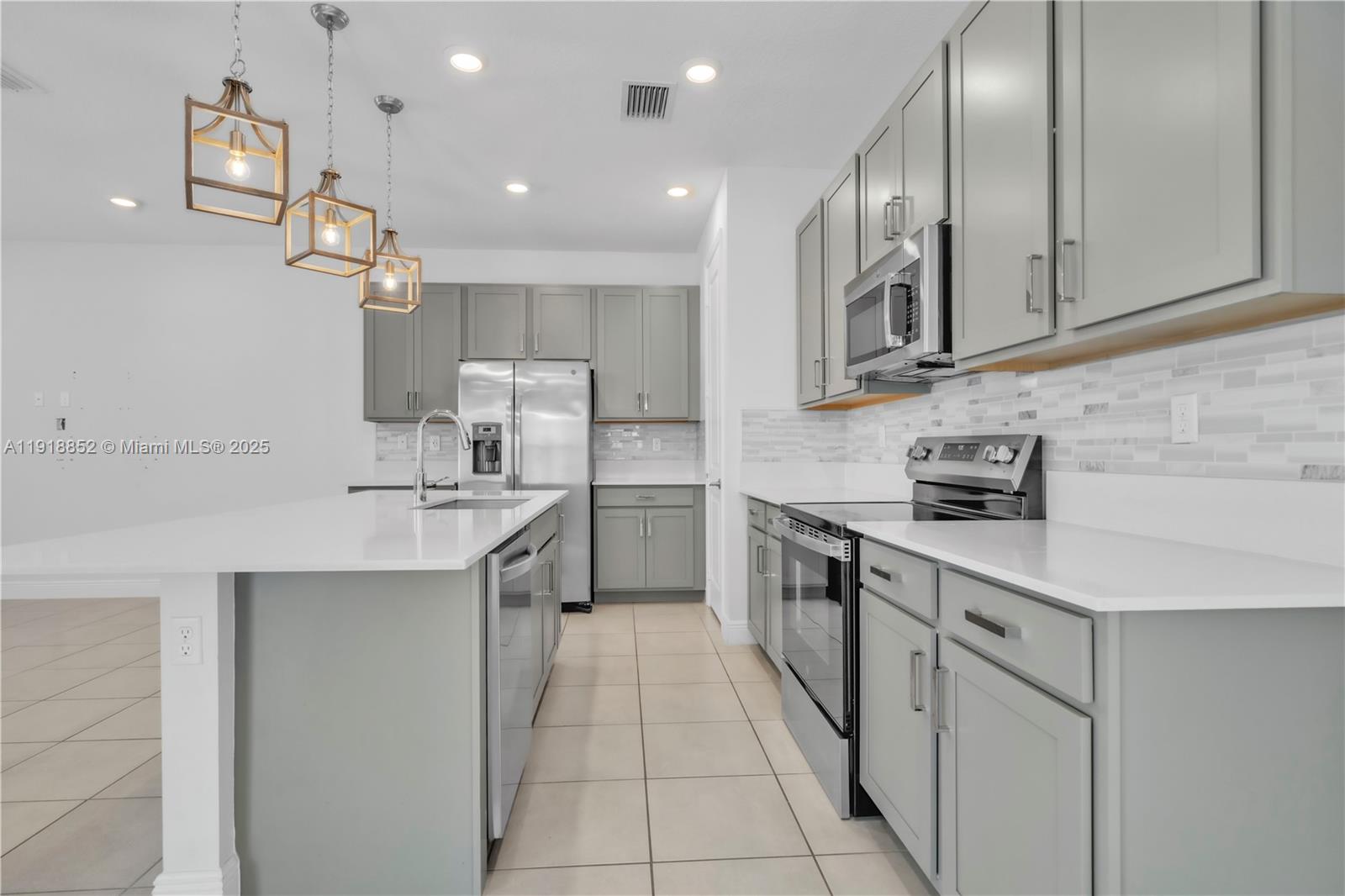 CRYSTAL LAKE 1ST SEC - Residential