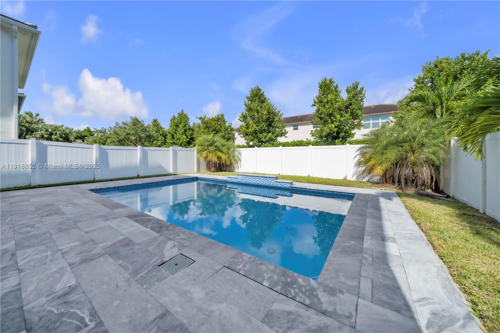 CRYSTAL LAKE 1ST SEC - Residential