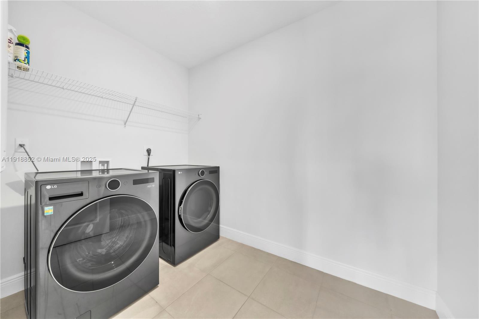 CRYSTAL LAKE 1ST SEC - Residential