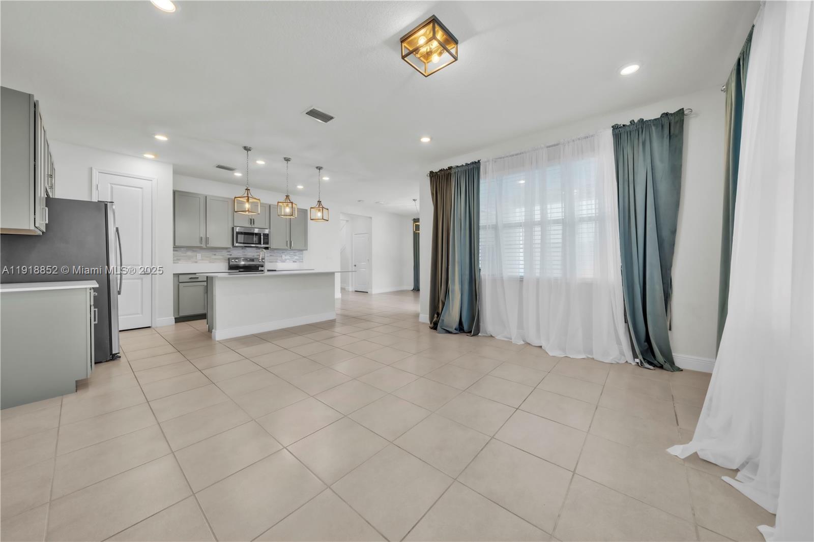 CRYSTAL LAKE 1ST SEC - Residential