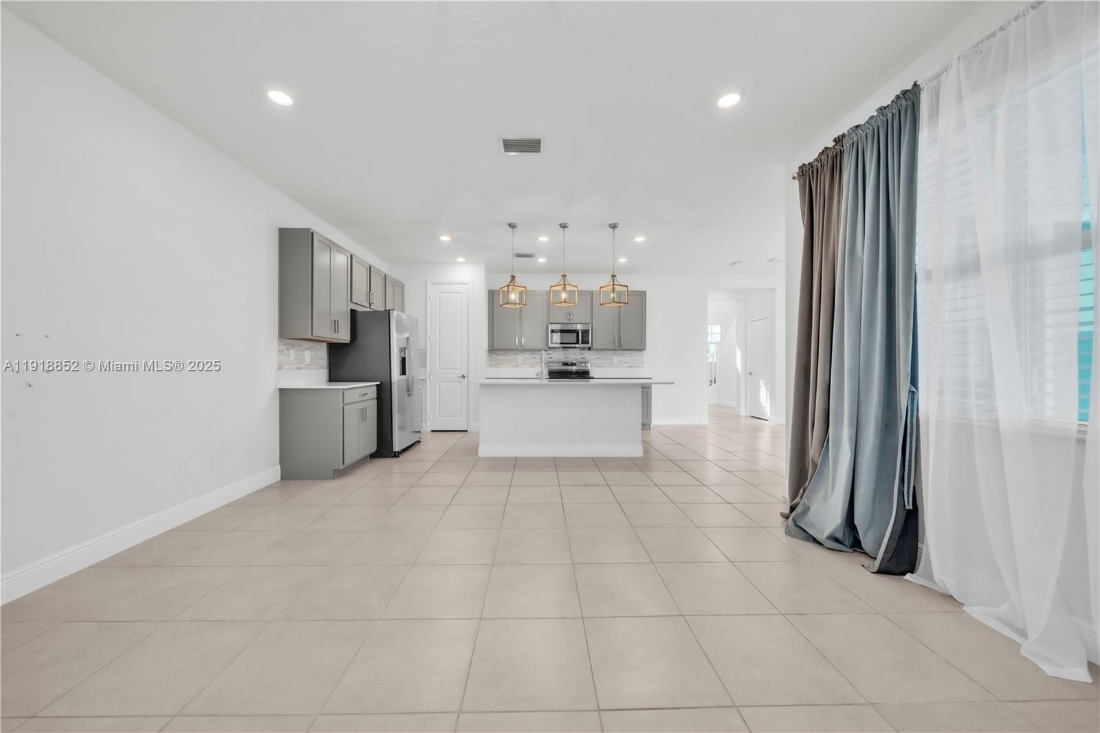 CRYSTAL LAKE 1ST SEC - Residential