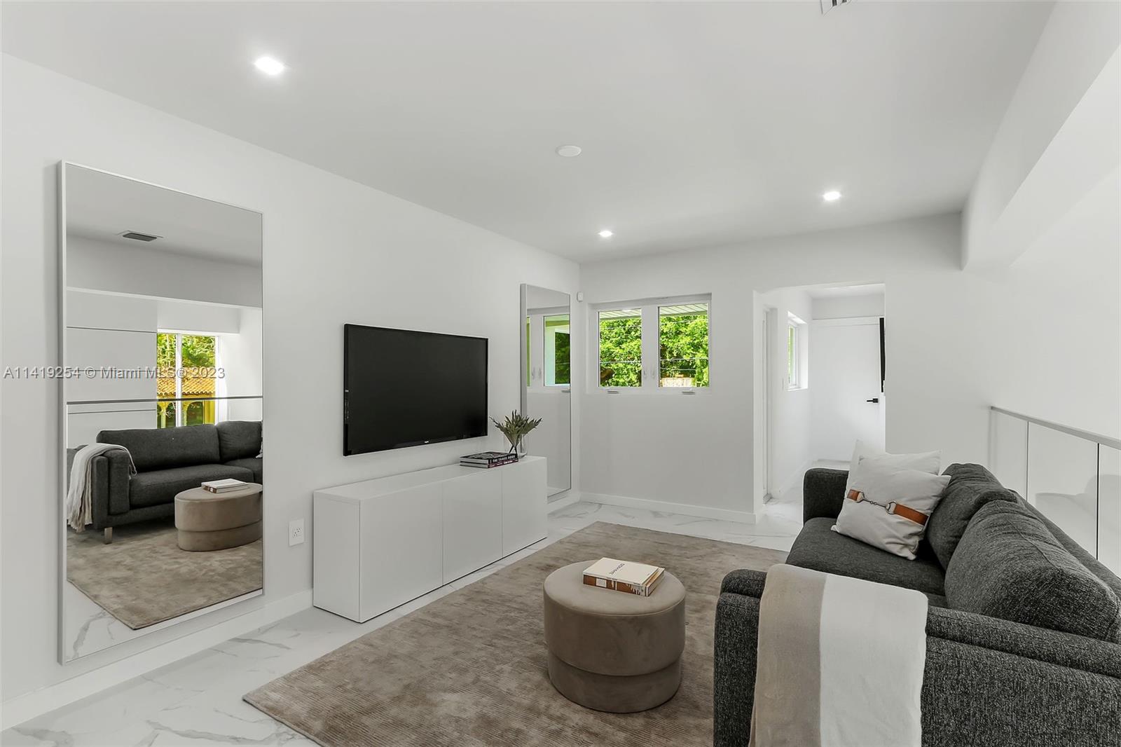 C GABLES COUNTRY CLUB SEC - Residential