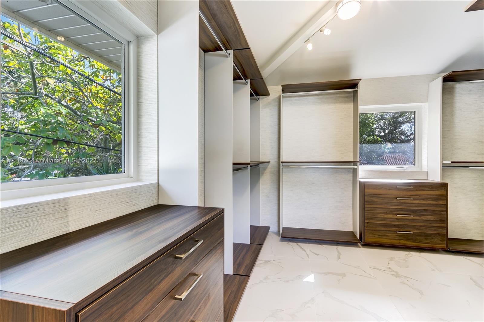 C GABLES COUNTRY CLUB SEC - Residential