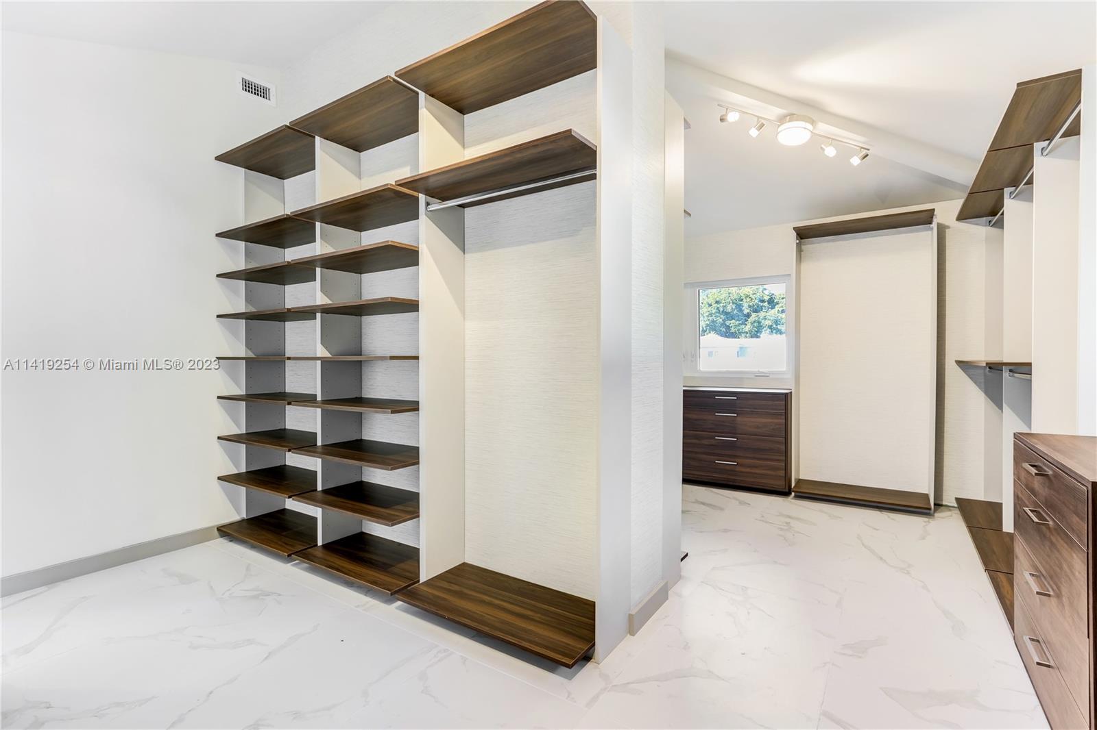 C GABLES COUNTRY CLUB SEC - Residential