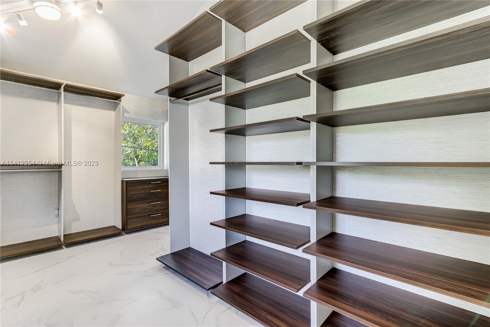 C GABLES COUNTRY CLUB SEC - Residential