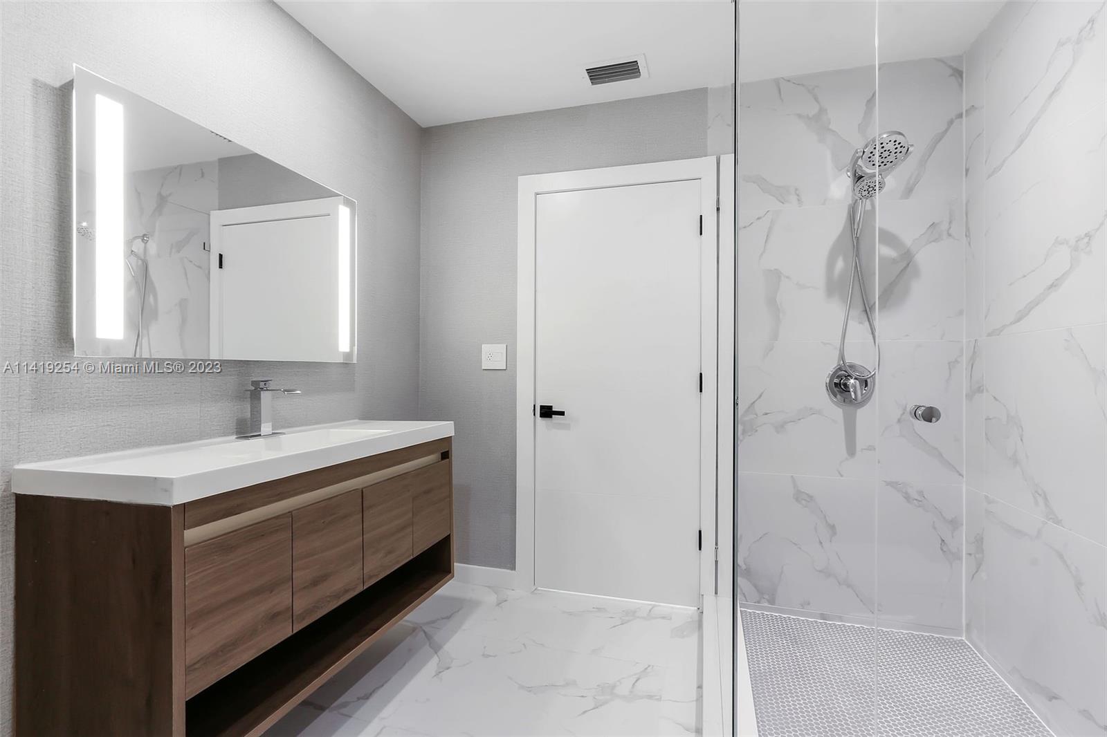 C GABLES COUNTRY CLUB SEC - Residential