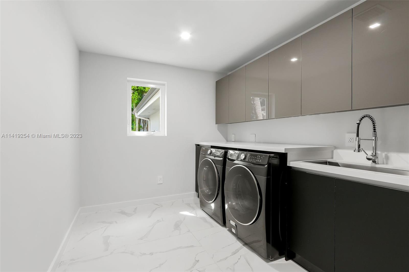 C GABLES COUNTRY CLUB SEC - Residential