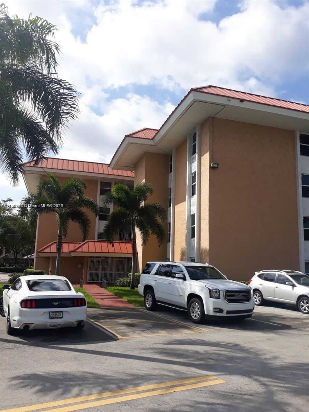 Photo of 605 S Pine Island Rd #302A, Plantation, FL 33324 (MLS # A11740298)