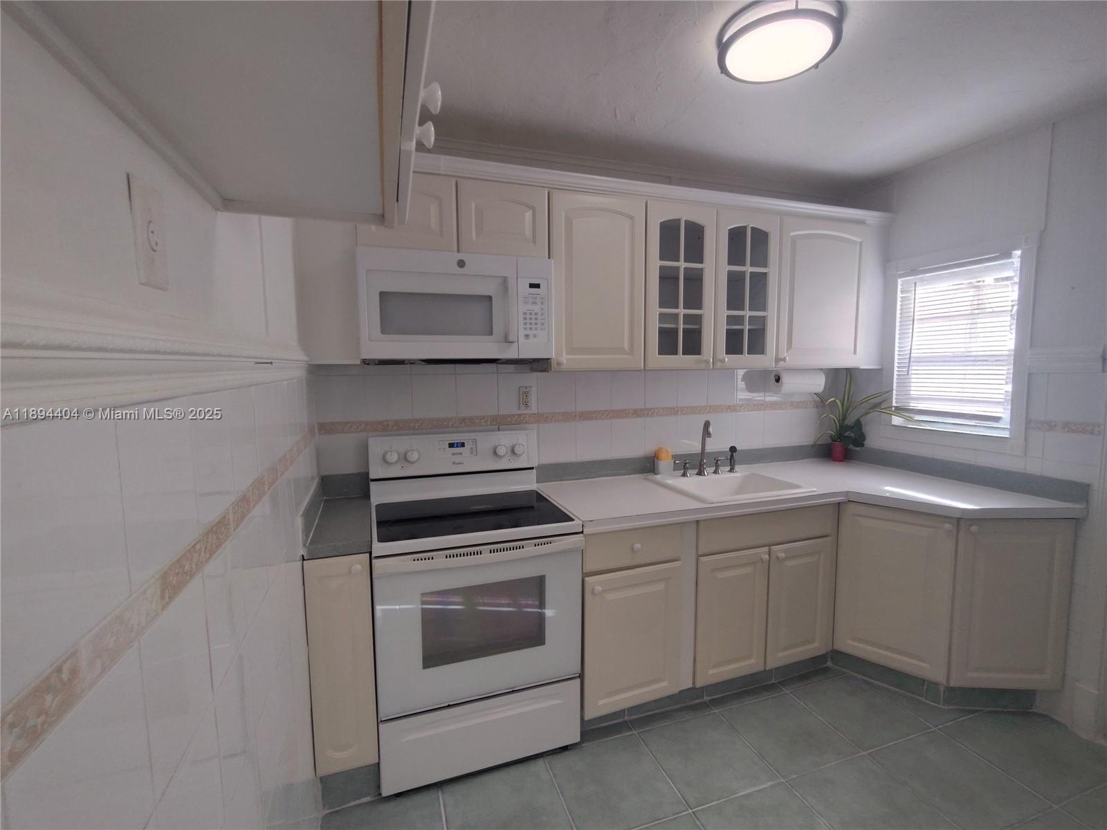 MODELO PARK - Residential Lease