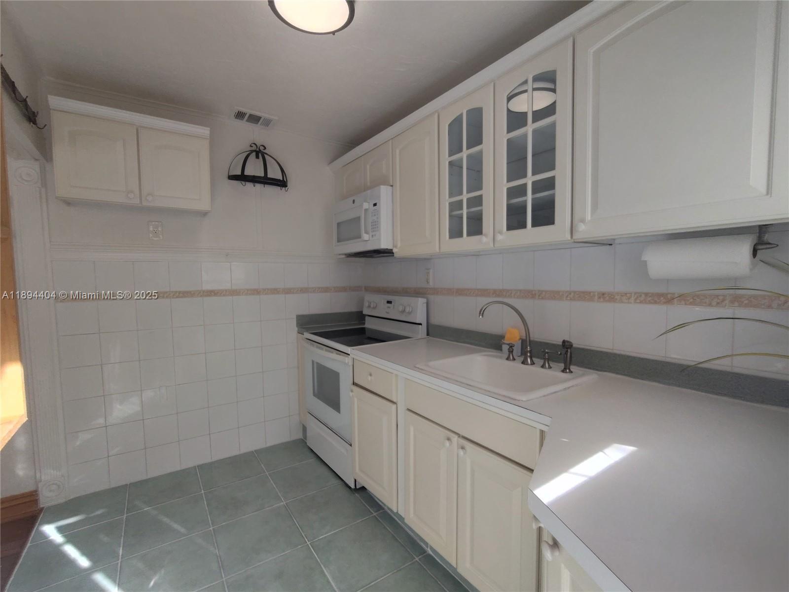 MODELO PARK - Residential Lease