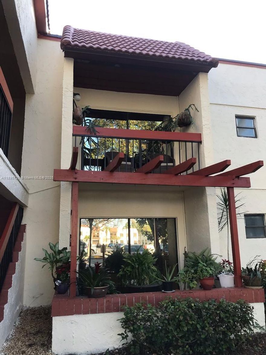 LAGO DEL REY 2 BEDROOMS AND 2 BATHS UNIT IN SECOND FLOOR. NICE COMMUNITY AND GOOD LOCATION.